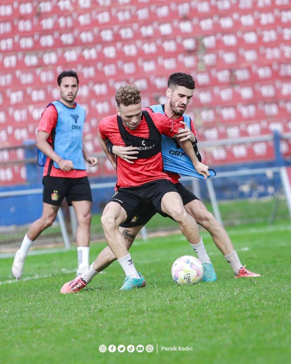 Pemain Persik Kediri saat berlatih. Instagram.com/persikfcofficial