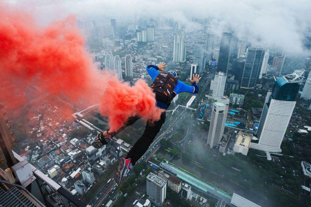 Aksi Ekstrem Jumper Prancis Taklukkan Gedung Tertinggi di Indonesia