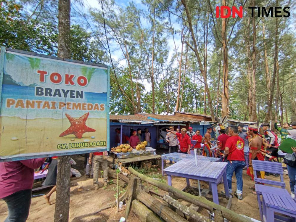 Proses eksekusi terhadap sejumlah kios di Pantai Pemedas, Samboja, Kukar, Jumat (10/1/2025) siang. (IDN Times/Erik Alfian)