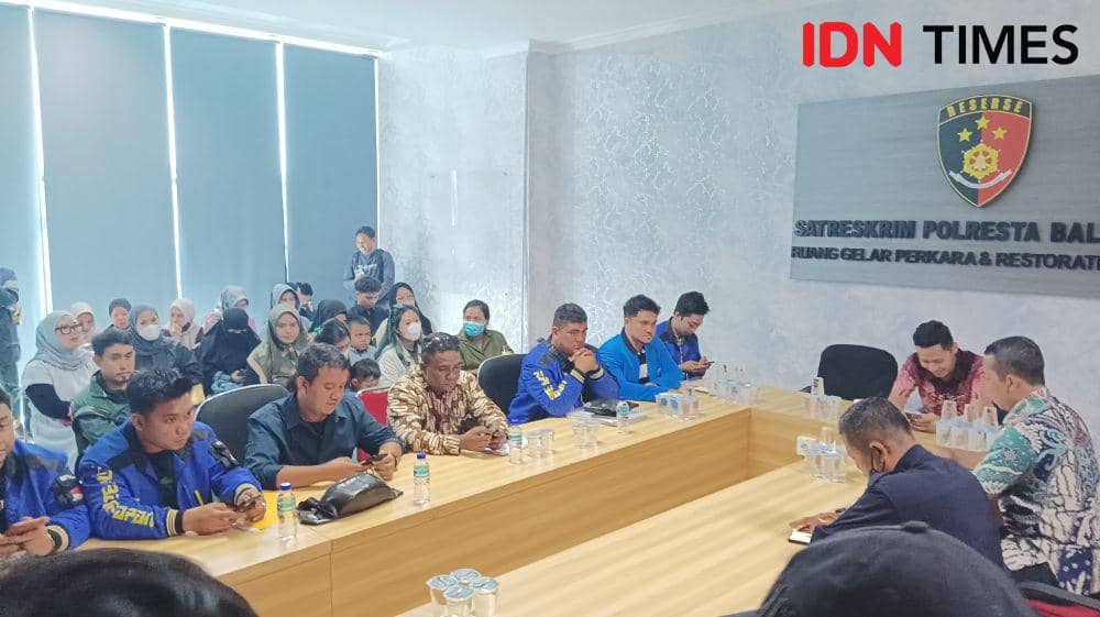 Puluhan konsumen kawasan perumahan di Balikpapan Utara melaporkan dugaan penipuan yang dilakukan developer ke Polresta Balikpapan, Jumat (10/1/2025). (IDN Times/Erik Alfian)