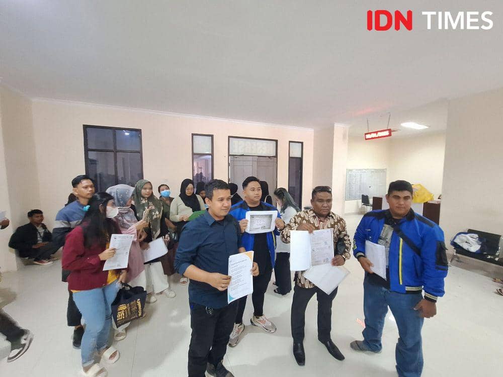 Konsumen bersama kuasa hukum di Mapolresta Balikpapan, Jumat (10/1/2025). (IDN Times/Erik Alfian)