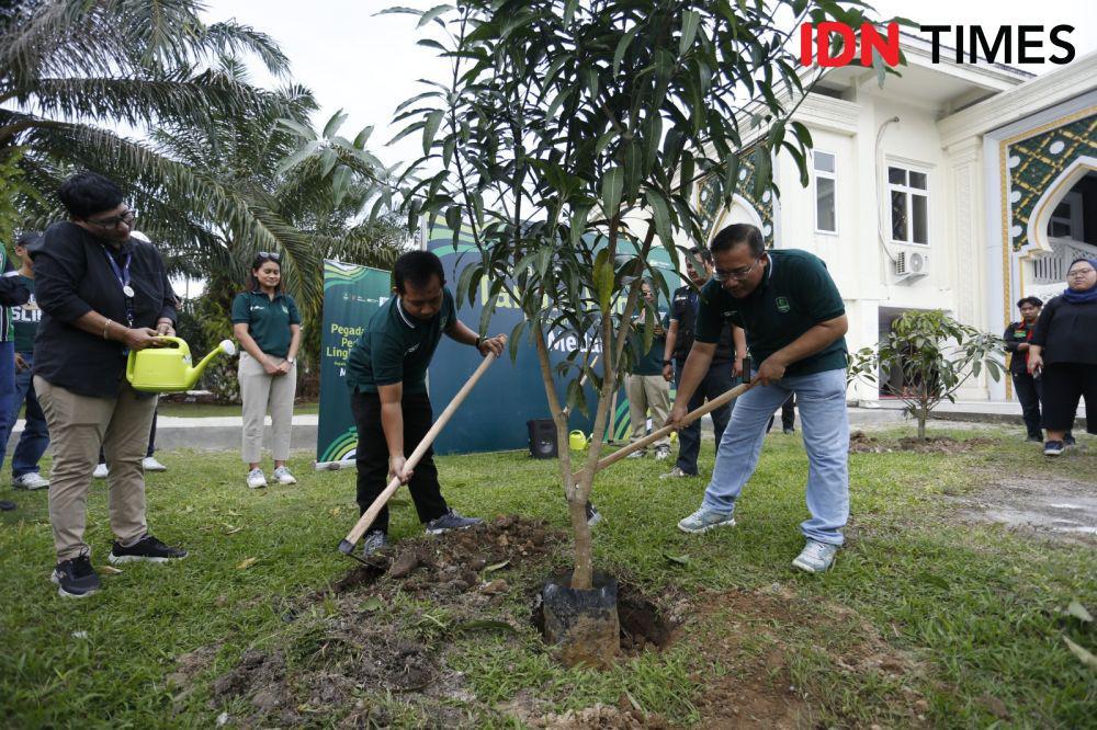 Pegadaian Ajak Suporter Tanam Pohon dan Kelola Sampah Jadi Emas