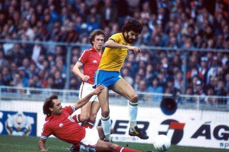 Foto Socrates, pemain sepak bola terpintar dalam sejarah. (Pinterest/Adrien)