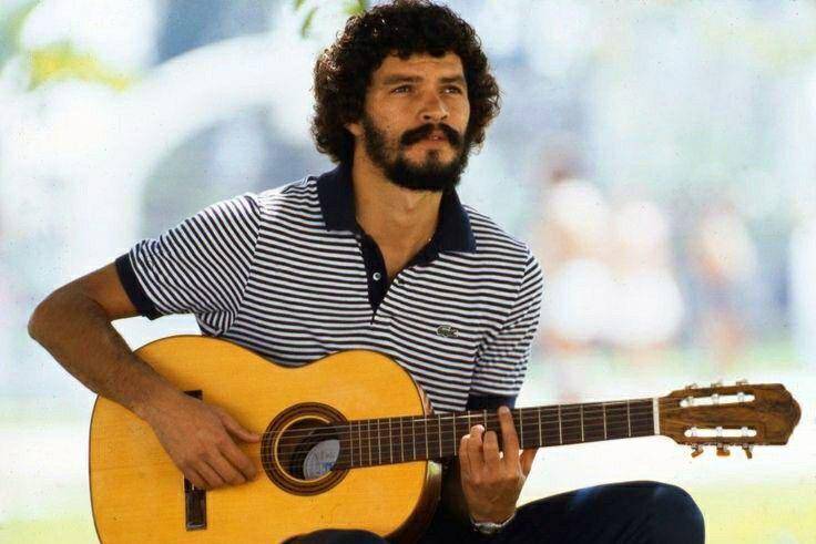 Foto Socrates, pemain sepak bola terpintar dalam sejarah. (Pinterest/Joaquin)