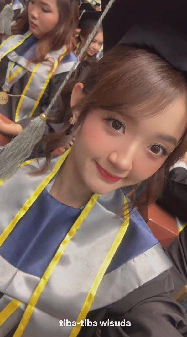 potret wisuda Lia JKT48 (instagram.com/jkt48.aurellia_)