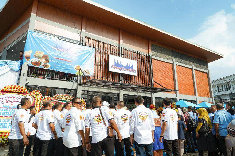 pembukaan rumah makan Raffi Ahmad (Instagram.com/raffinagita1717)