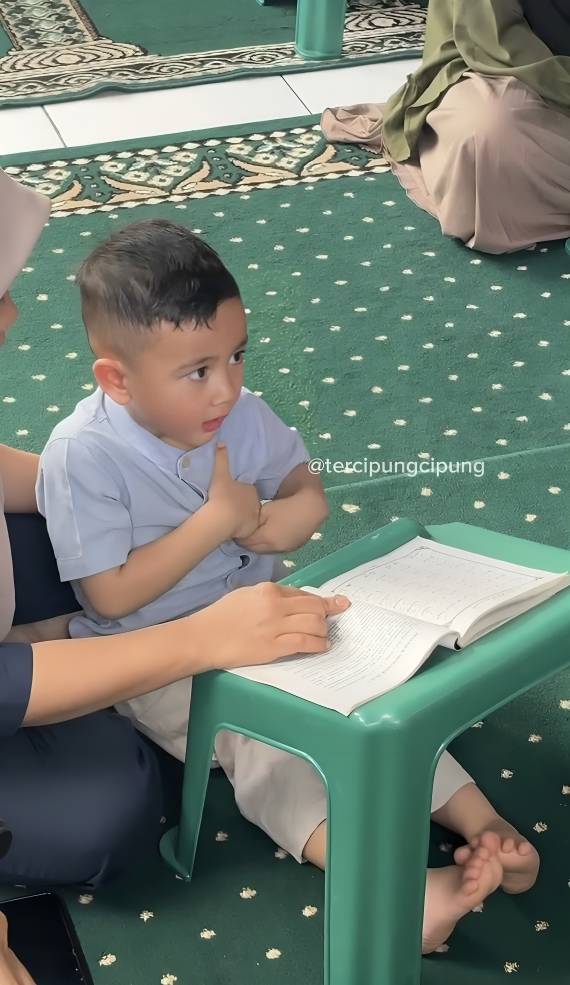 Cipung belajar ngaji (instagram.com/tercipungcipung)