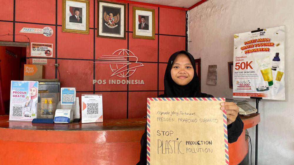 Aktivis Muda Gresik Surati Presiden Minta Kurangi Produksi Plastik