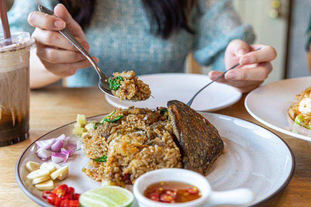 ilustrasi nasi goreng (vecteezy.com/kwanko2023)