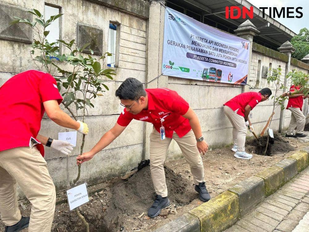 KAI Commuter lakukan penanaman pohon di Stasiun Palur. (IDN Times/Larasati Rey)
