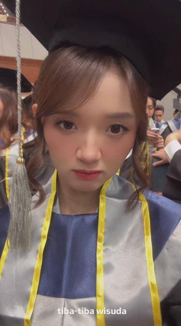 potret wisuda Lia JKT48 (instagram.com/jkt48.aurellia_)