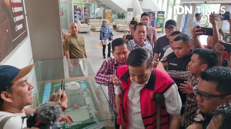 6 Fakta OTT Disnaker Sumsel: Istri Muda, Duit Dolar, dan Nopol Palsu
