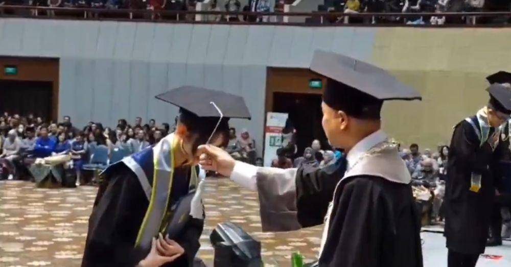 potret wisuda Lia JKT48 (youtube.com/trisaktischoolofmanagement1666)