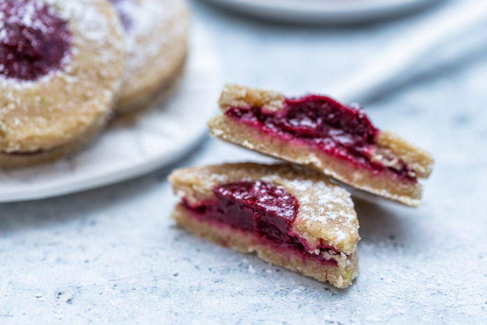 ilustrasi cherry pie cookies (freepik.com/Wirestock)