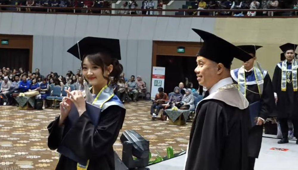 potret wisuda Lia JKT48 (youtube.com/trisaktischoolofmanagement1666)