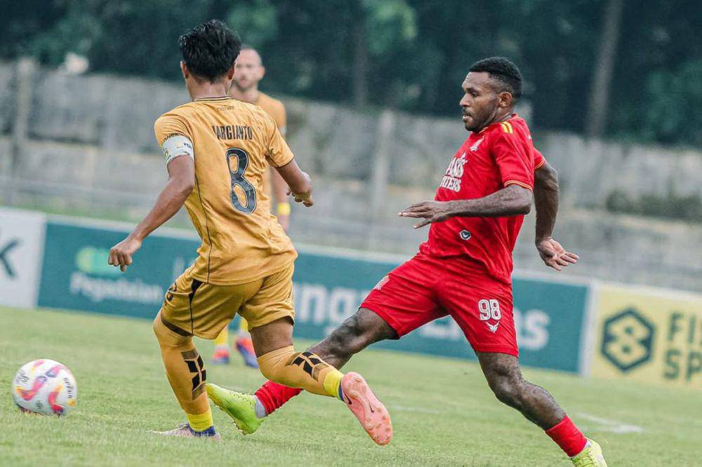Pemain Persijap Jepara (merah) dalam laga menghadapi Bhayangkara FC pada pekan ke-16 Grup 3 Liga 2 Indonesia 2024/2025. (instagram.com/persijap_jepara)