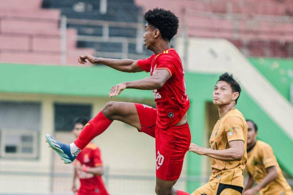 Pemain Persijap Jepara (merah) dalam laga menghadapi Bhayangkara FC pada pekan ke-16 Grup 3 Liga 2 Indonesia 2024/2025. (instagram.com/persijap_jepara)