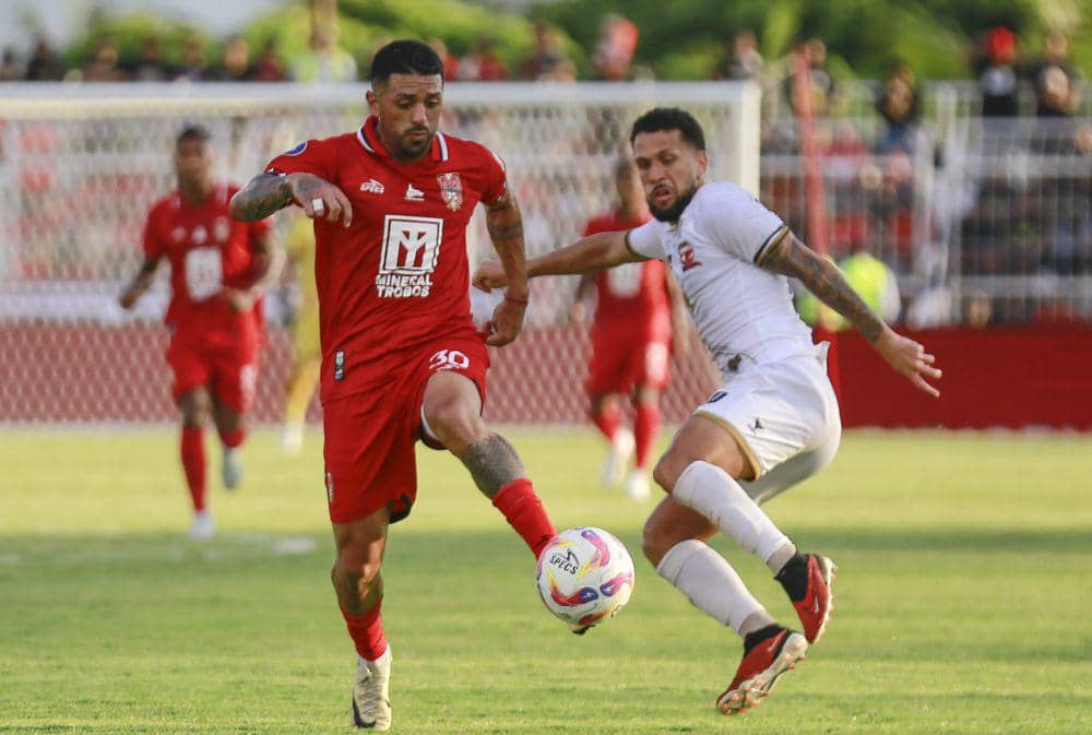 Pemain Malut United Jonathan Bustos (kiri) berebut bola dengan pemain Madura United Iran Junior (kanan) di laga BRI Liga 1 2024/25, Jumat (10/1/2025). ANTARA FOTO/Andri Saputra