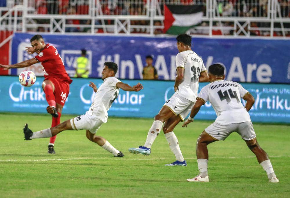 Pemain Malut United Junior Brandao (kiri) menendang bola ke arah gawang Madura United di laga BRI Liga 1 2024-2025, Jumat (10/1/2025). ANTARA FOTO/Andri Saputra/nz