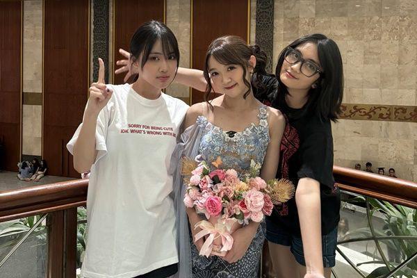 7 Potret Wisuda Lia JKT48, Dirayakan Bareng Amanda dan Ella