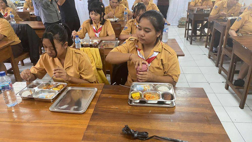 Uji coba progam makan gratis di Karangasem. (Dok. IDN Times/istimewa)