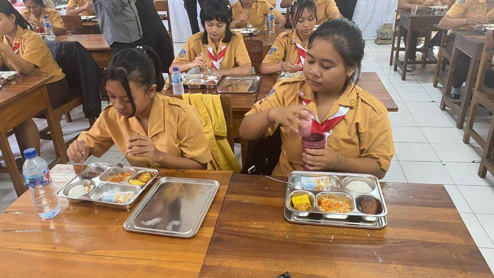 Uji coba progam makan gratis di Karangasem. (Dok. IDN Times/istimewa)