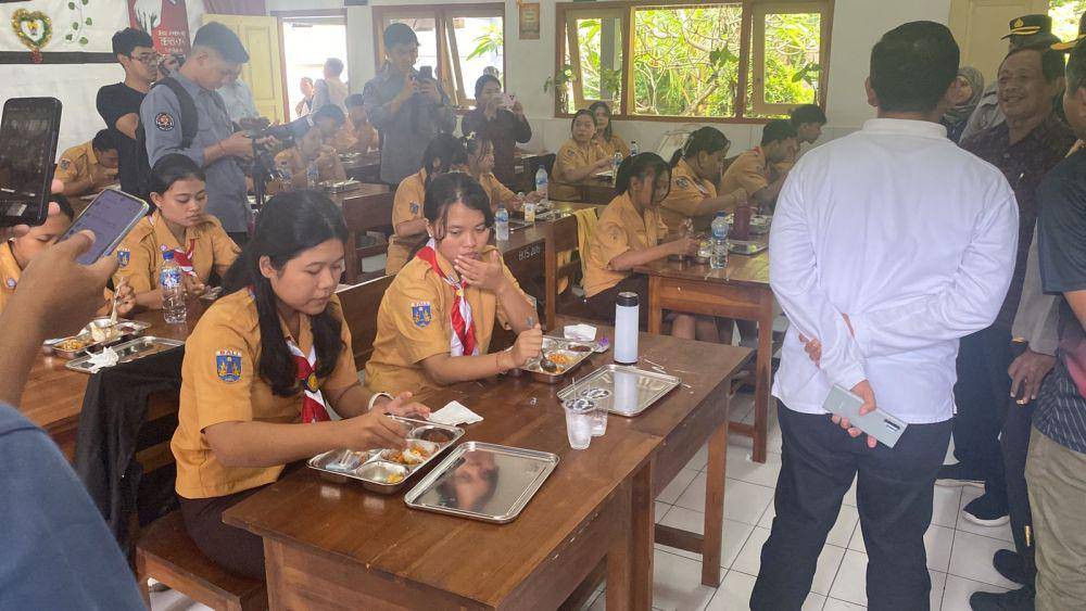 Uji coba progam makan gratis di Karangasem. (Dok. IDN Times/istimewa)