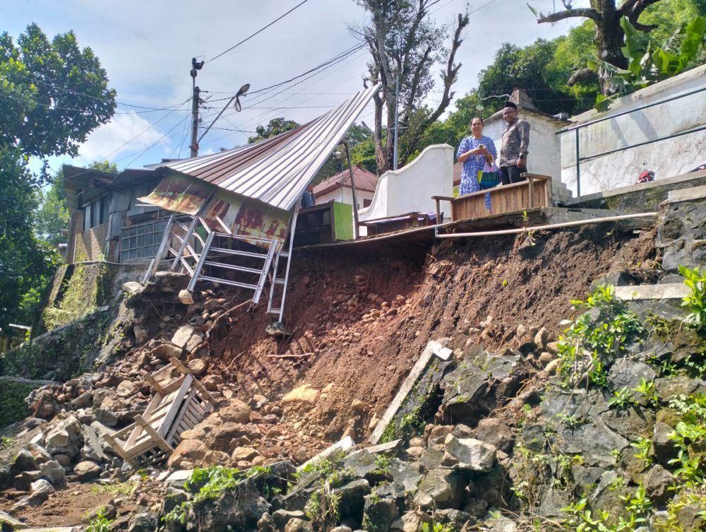 Akses Jalan Menuju Makam Raja-Raja Imogiri Longsor