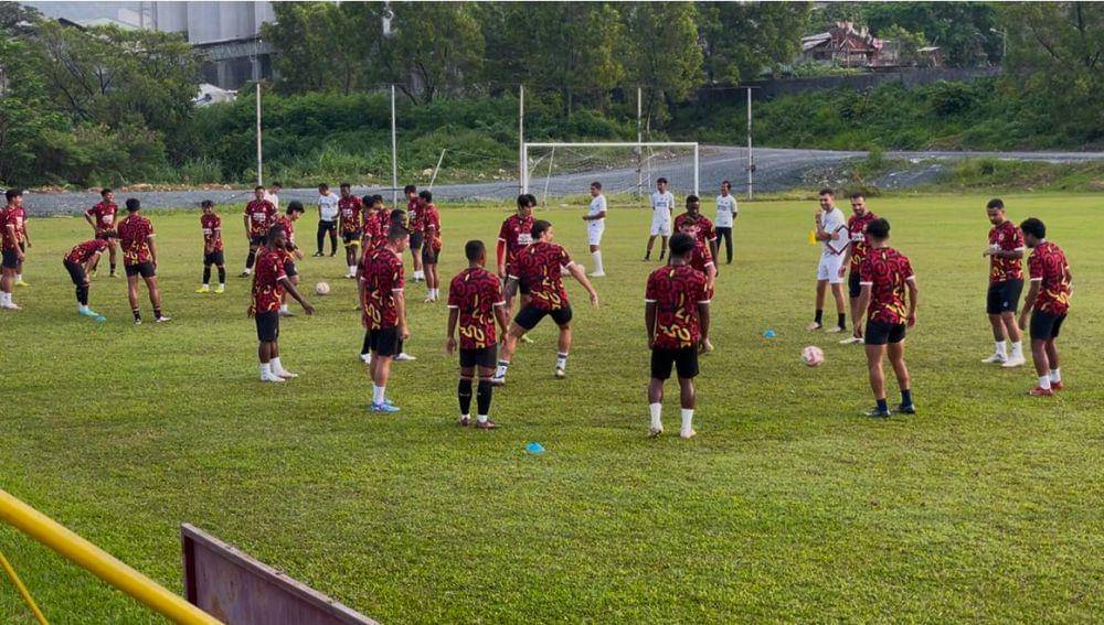 Pemain Semen Padang FC melakukan latihan di Lapangan Galatama Semen Padang (Foto: IDN Times/Halbert Caniago)