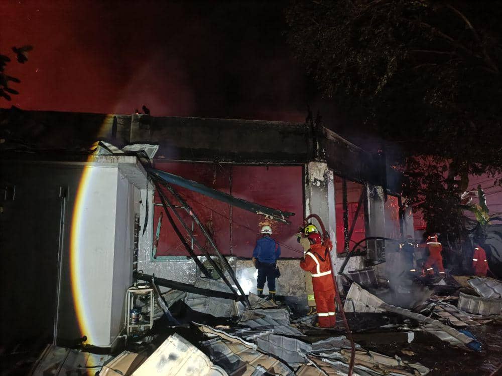 Petugas berupaya memadamkan api di Gedung Dinas Pendidikan Kota Makassar, Jalan Anggrek Raya, Kelurahan Paropo, Kecamatan Panakkukang, Makassar, Sabtu (11/1/2025) dini hari. (Dok. Dinas Damkar Kota Makassar)