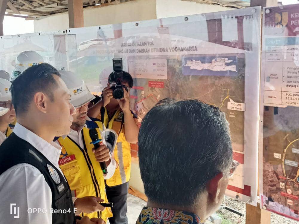 Menko Infrastruktur AHY melihat master plan pembangunan Tol Semarang-Demak. (IDN Times/Fariz Fardianto)