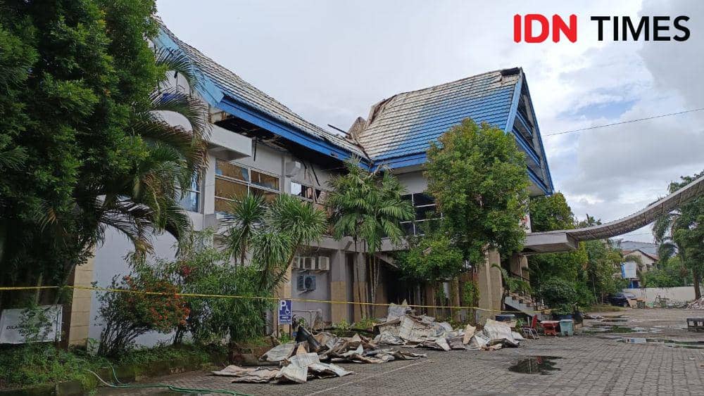 Kondisi kantor Dinas Pendidikan Kota Makassar setelah kebakaran, Sabtu (11/1/2025). (IDN Times/Asrhawi Muin)