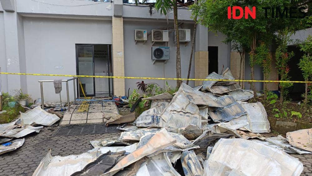 Kondisi kantor Dinas Pendidikan Kota Makassar setelah kebakaran, Sabtu (11/1/2025). (IDN Times/Asrhawi Muin)
