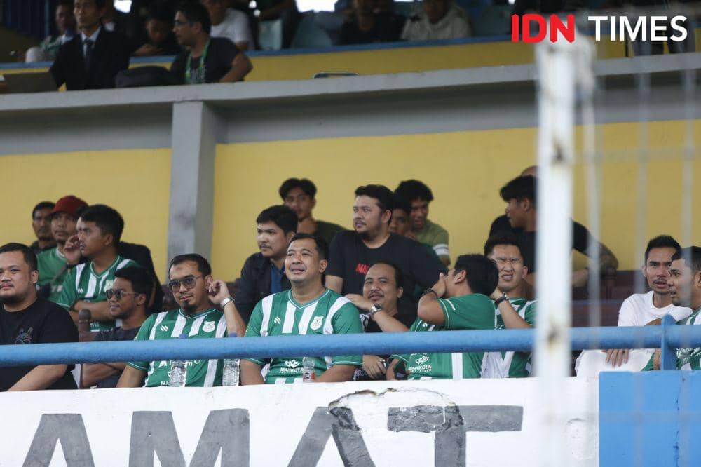 Anggota DPR RI Ade Jona Prasetyo saat menonton laga PSMS vs Sriwijaya FC di Stadion Baharoeddin Siregar, Lubukpakam, Deli Serdang, Sabtu (11/1/2025) (IDN Times/Doni Hermawan)