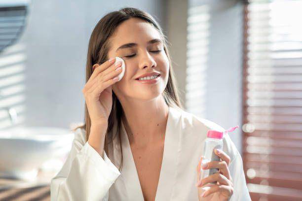 Ilustrasi membersihkan makeup (Istock.com)