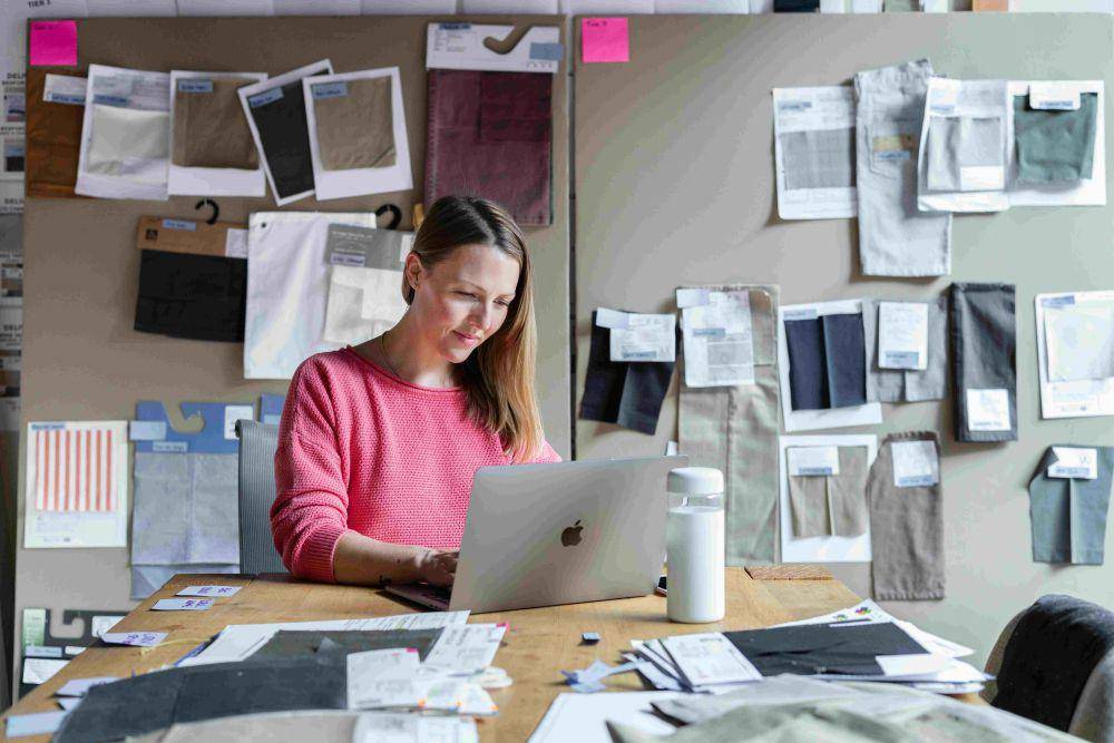 ilustrasi mengirim lamaran kerja (unsplash.com/ LinkedIn Sales Solutions)