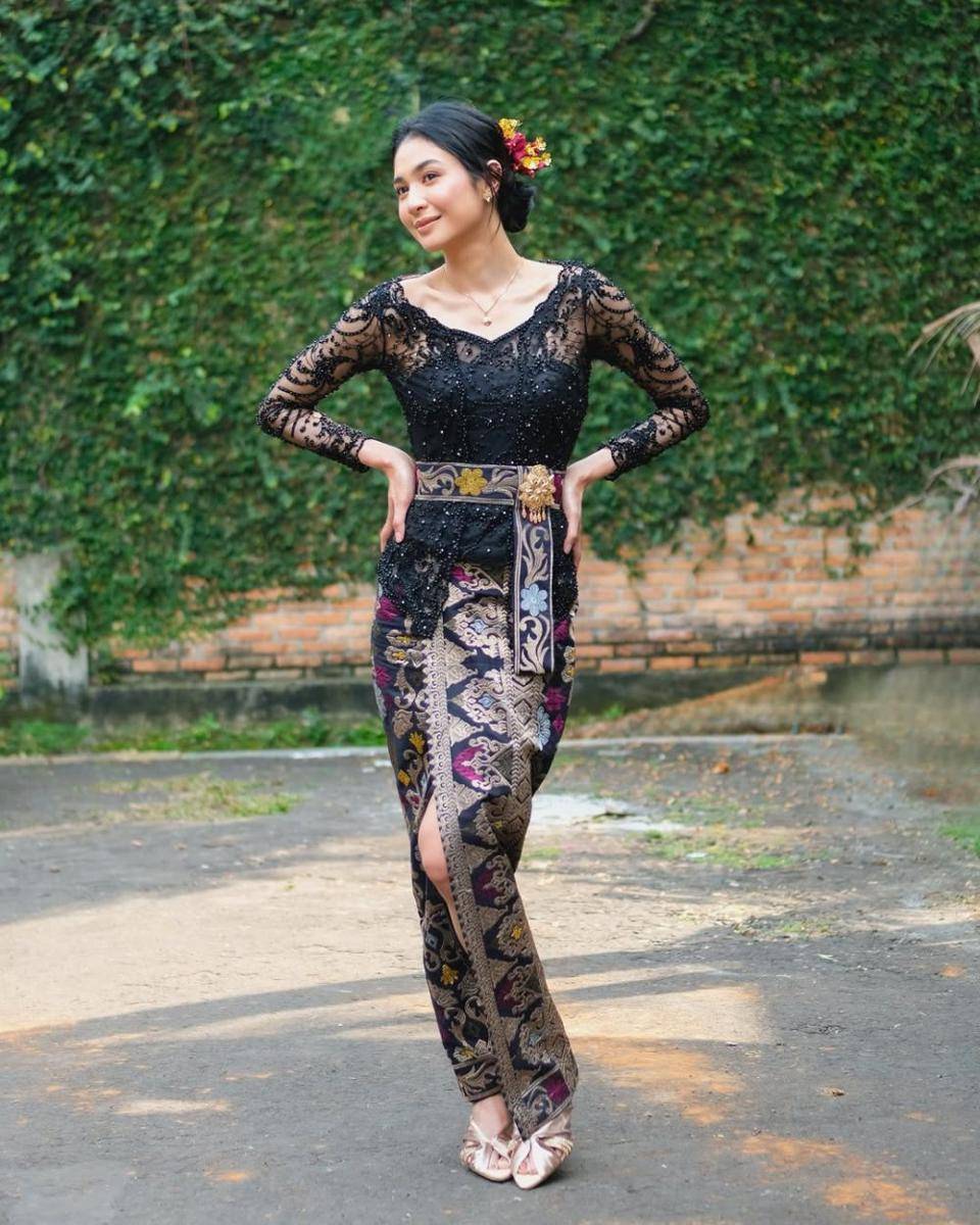 inspirasi outfit kondangan ala Mikha Tambayong (instagram.com/miktambayong)