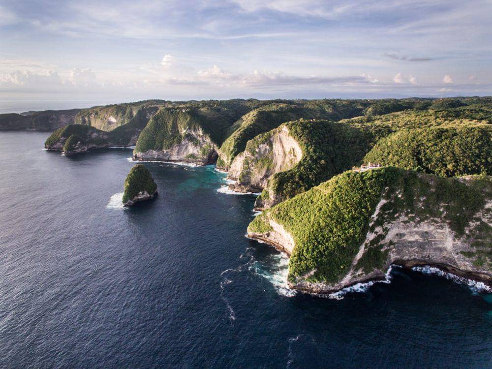 pemandangan pantai nusa penida (pexels.com/Mikhail Nilov)