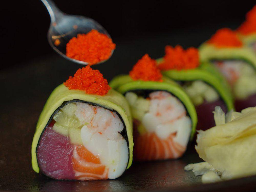 ilustrasi sushi dengan taburan tobiko (pexels.com/Nadin Sh)