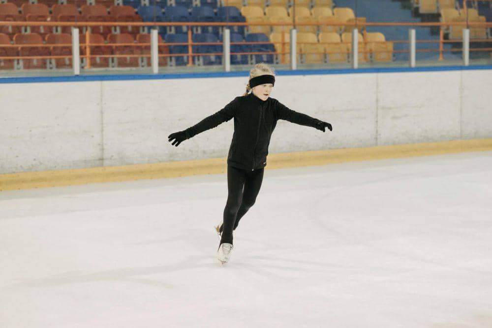 ilustrasi anak berlatih ice skating (pexels.com/@pavel danilyuk)