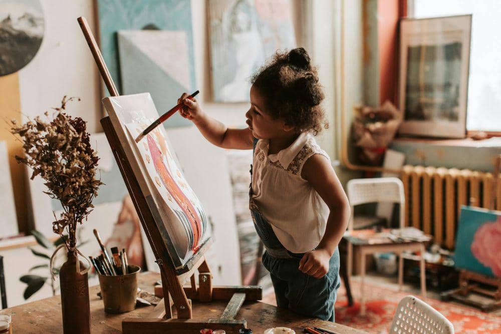 ilustrasi anak melukis (pexels.com/@vlada karpovich)