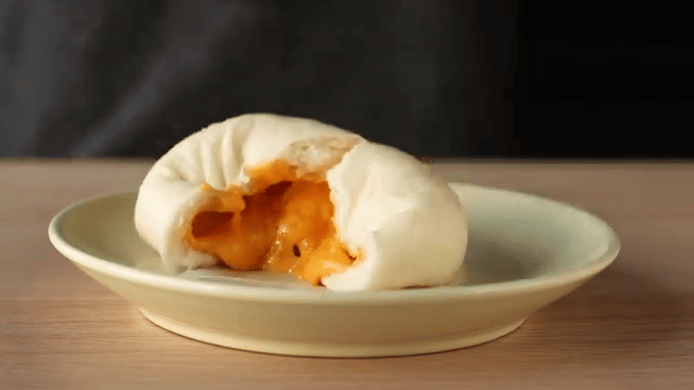 ilustrasi bakpao isi telur asin (youtube.com/Spoonful Passion)