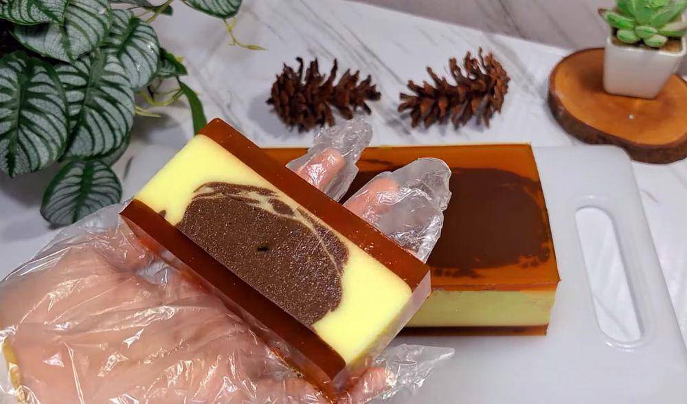 ilustrasi puding lapis karamel vanila cokelat (YouTube.com/Dapur Amma Hanun)