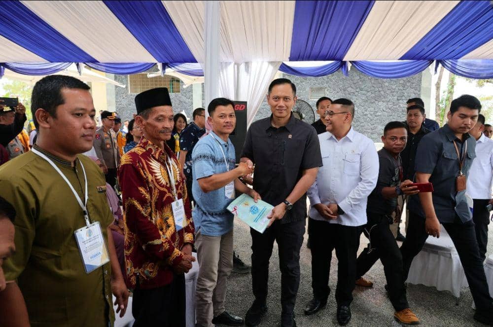 Menteri Koordinator Bidang Infrastruktur dan Pembangunan Kewilayahan, Agus Harimurti Yudhoyono (AHY) di Bendungan Kariyan. (Dokumentasi Kementerian ATR)