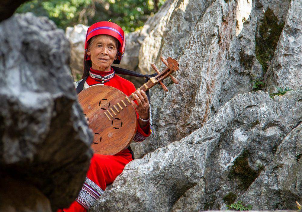 ilustrasi pertunjukan budaya di Hutan Batu (unsplash.com/Vince Russell)