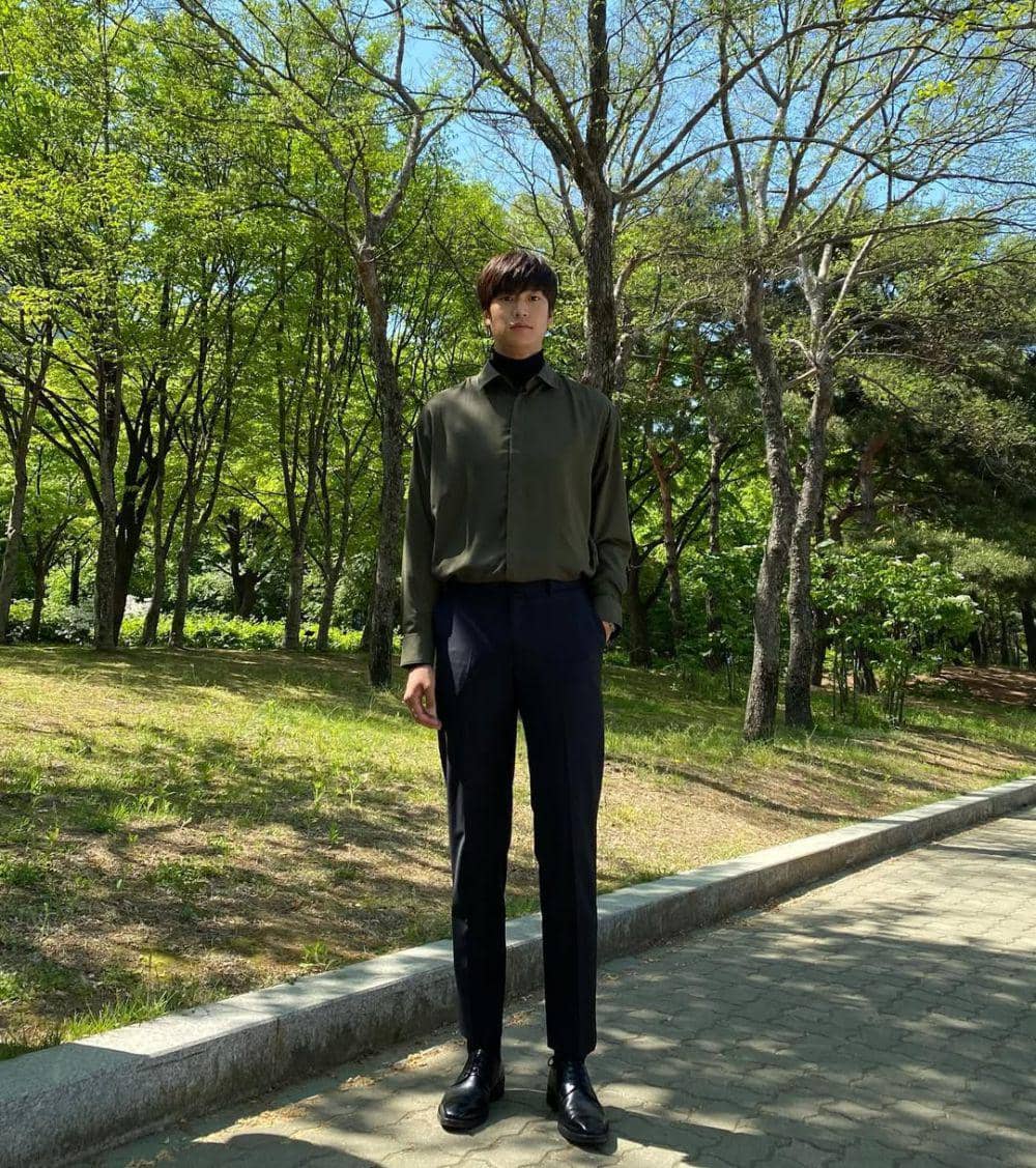 outfit smart casual ala Na In Woo (instagram.com/10042n00)