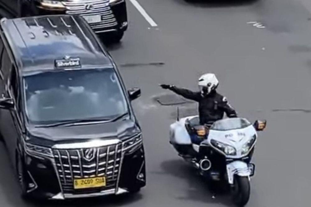 CEK FAKTA: Apakah Mobil Menteri Boleh Dikawal Patwal?