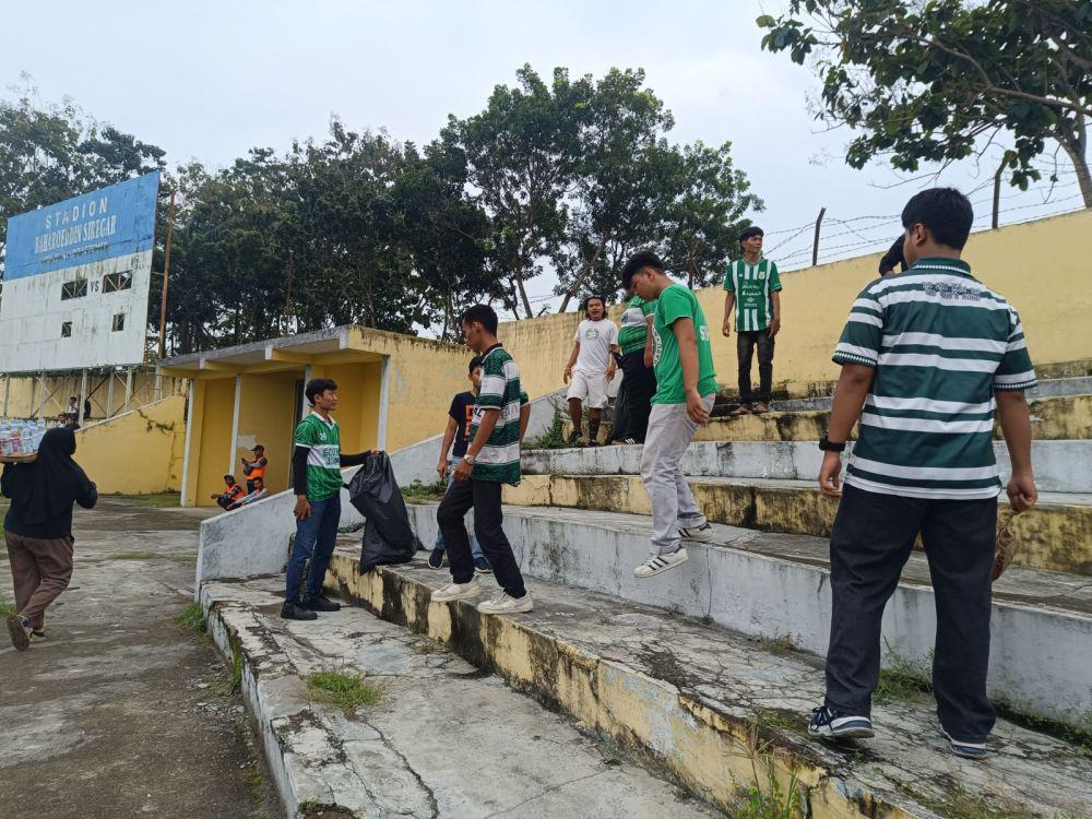 Pegadaian Ajak Suporter PSMS Medan Bersihkan Stadion dari Sampah
