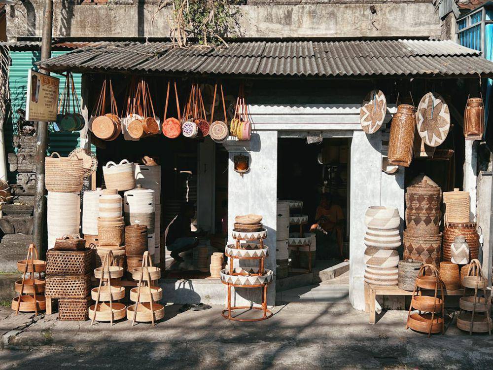 ilustrasi toko souvenir (unsplash.com/Darylbydesign)