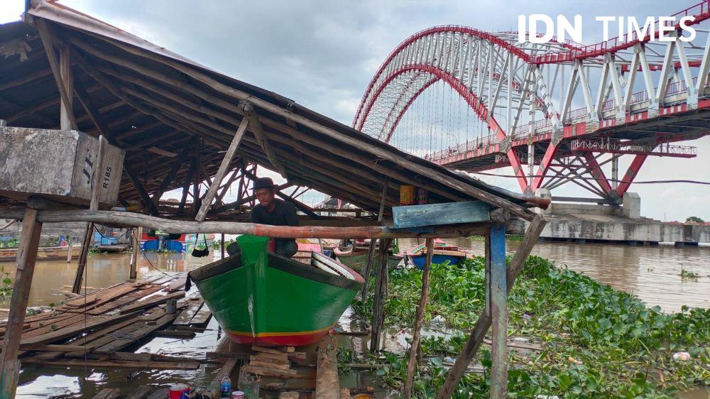 Melihat Kesibukan Pembuat Jukung di Kampung Perahu Palembang